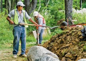 Lynnwood irrigation contractors dig a ditch